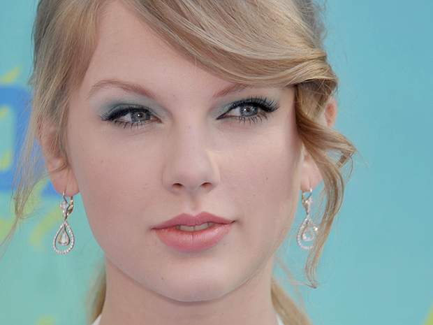 Taylor Swift up for entertainer of the year at CMA Awards - image