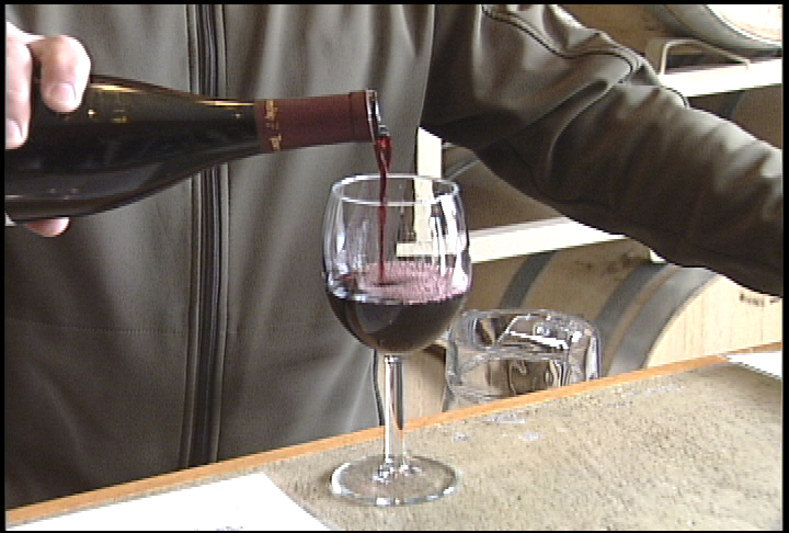 Premier Kathleen Wynne says she'll allow the sale of Ontario wines at farmers' markets.