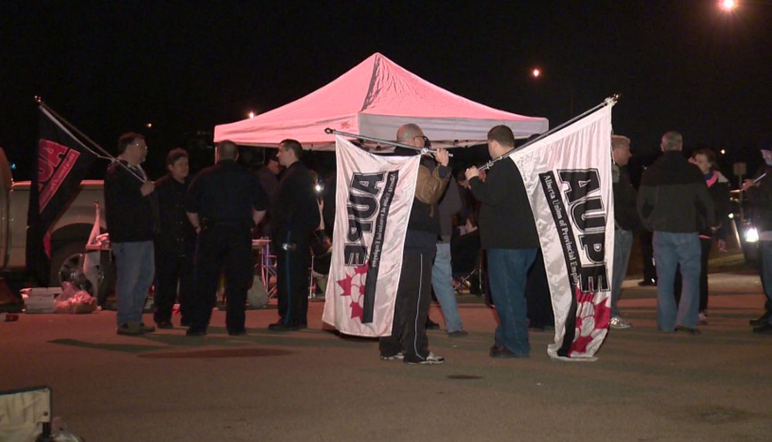 Correctional officers picketed outside the Fort Saskatchewan Correctional Centre Friday, April 26, 2013.