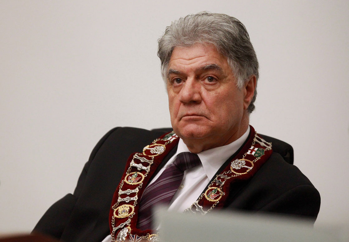 Joe Fontana officially resigned his position as mayor of London Thursday.