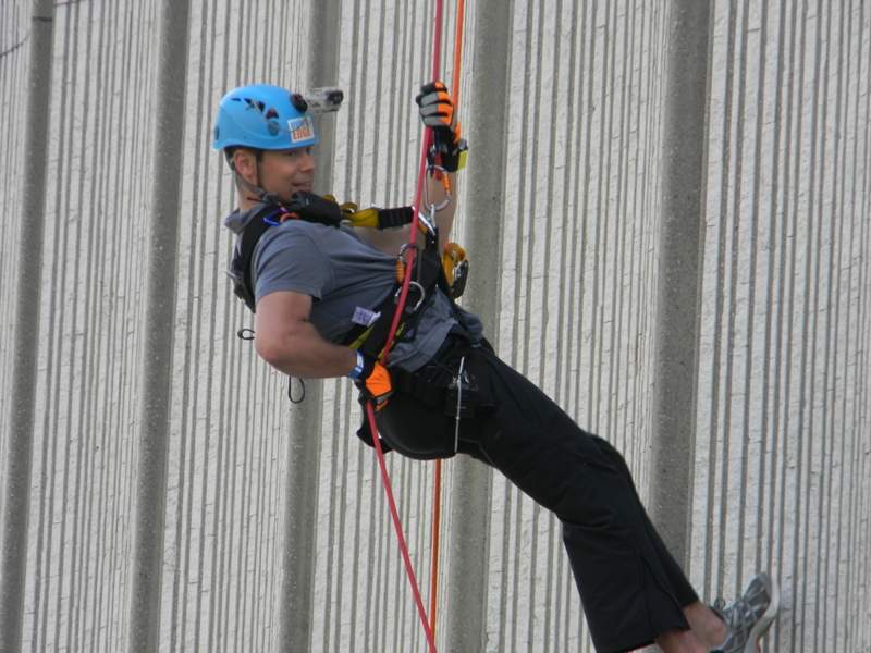 Antony Robart rappel City Hall Make-A-Wish Rope for Hope