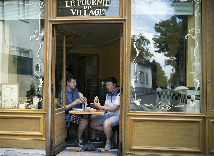 Tourists have a break in a cafe. 