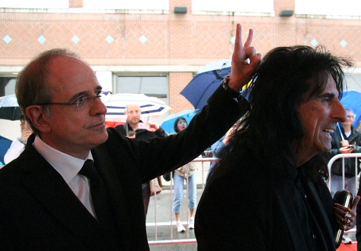 Music producer Bob Ezrin has some fun with Alice Cooper during a red carpet interview. (John R. Kennedy / Global News)