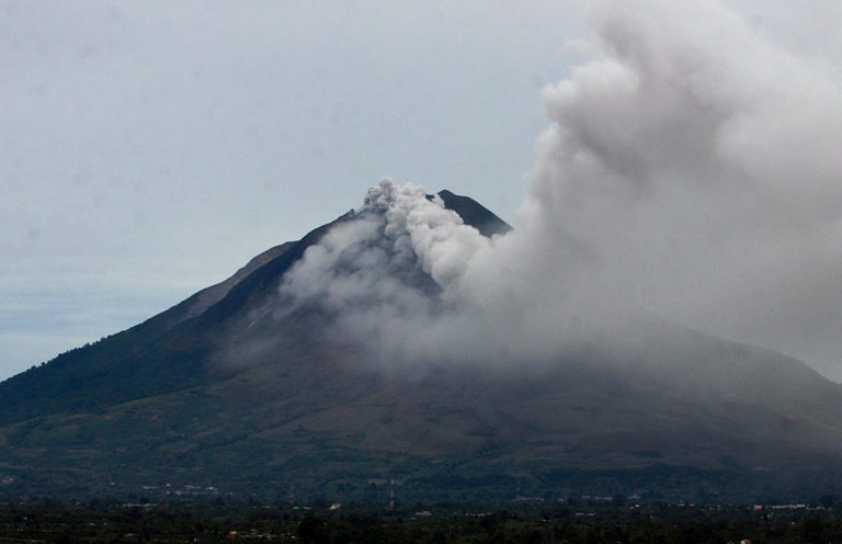 Sinabung volcano spews thick smoke and volcanic material in Indonesia's Karo district on September 15, 2013. Thousands of villagers fled the area on September 15 after a volcano erupted on Indonesia's Sumatra island, spewing rocks and red-hot ash onto surrounding villages, officials said. (KHARISMA TARIGAN/AFP/Getty Images).