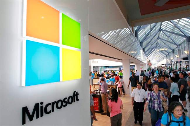 Microsoft is updating its Windows software for cellphones to accommodate larger devices and make it easier for motorists to reduce distractions while driving.
