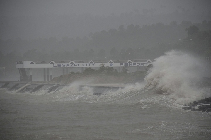 Huge waves brought about by powerful typhoon Haiyan hit the shoreline in Legazpi city, Albay province. (AP Photo/Nelson Salting)