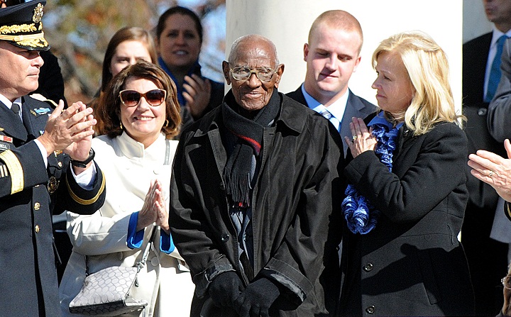 Richard Overton (C), 107 years-old, who is believed to be America’s oldest living veteran is acknowledged by U.S. President Barack Obama during a ceremony to honor veterans at the Tomb of the Unknowns on Veterans Day at Arlington National Cemetery on November 11, 2013 in Arlington, Virginia. (Olivier Douliery-Pool/Getty Images)