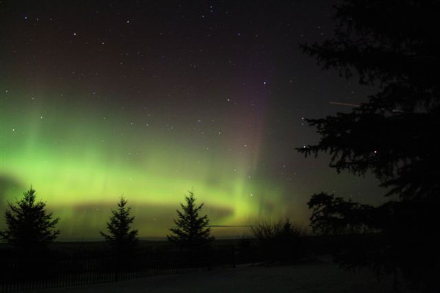 The northern lights as seen southwest of Saskatoon, Sask., near the Gardiner Dam, on the night of Nov. 6/7. (Garry Stone)