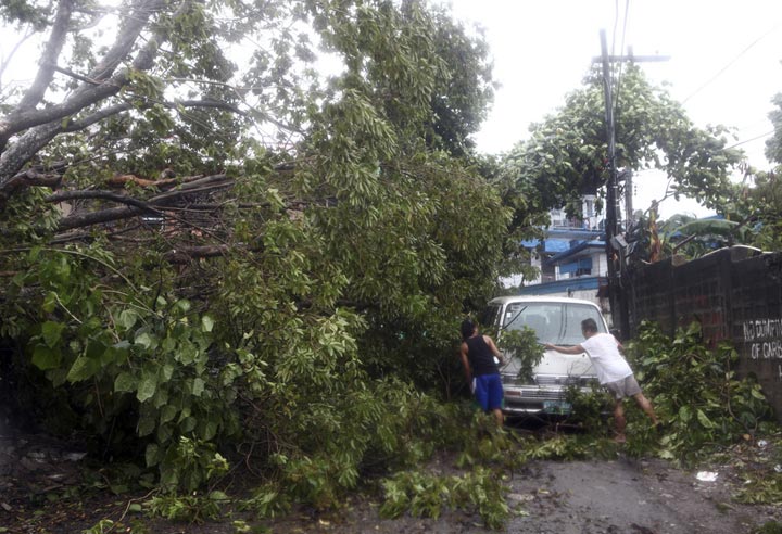 Gallery: Thousands flee before typhoon hits Philippines - image