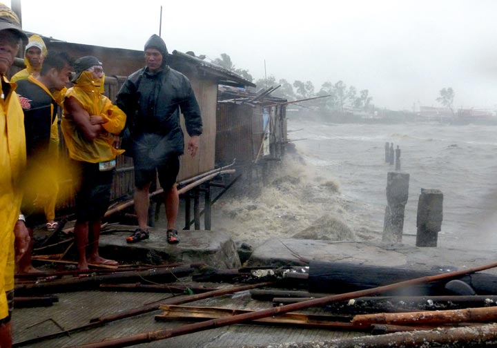 Gallery: Thousands flee before typhoon hits Philippines - image