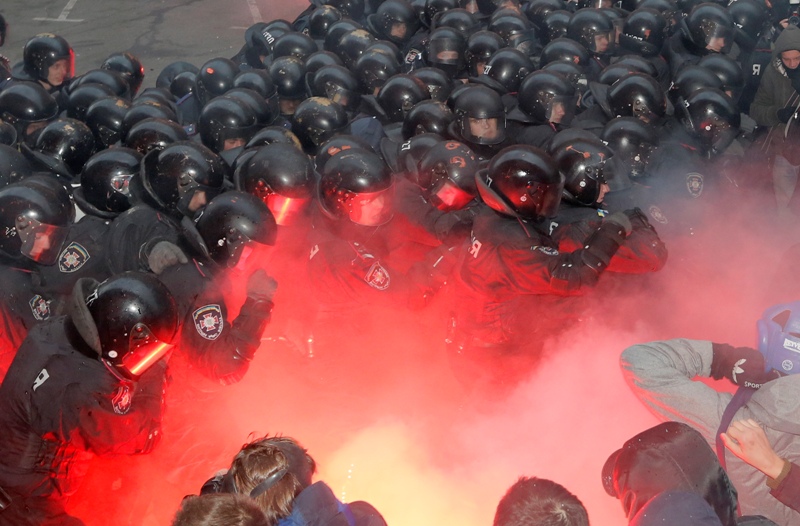 A protest by about 300,000 Ukrainians angered by their government’s decision to freeze integration with the West turned violent Sunday, when a group of demonstrators besieged the president’s office and police drove them back with truncheons, tear gas and flash grenades.