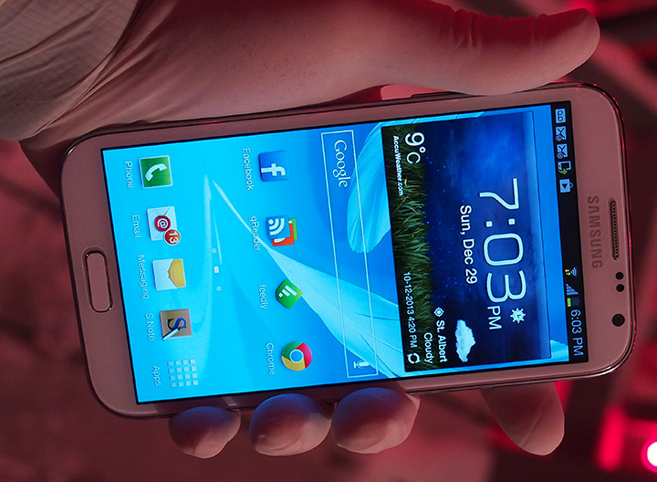 Common latex gloves work on touchscreen phones and keep your skin from freezing.