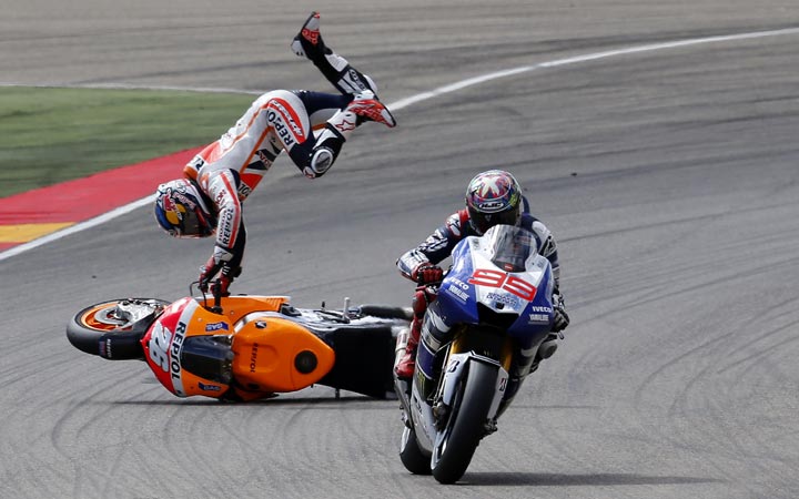Dani Pedrosa (L) falls behind Jorge Lorenzo during the Aragon Grand Prix at the Motorland racetrack in Alcaniz on September 29, 2013. (Jose Jordan/AFP/Getty Images)
