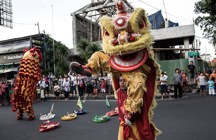 A group of dancers perform a Chinese traditional lion dance during the ‘Ngelawang’ Ritual on Jan. 30, 2014 in Kuta, Indonesia. (Photo credit:Agung Parameswara/Getty Images)