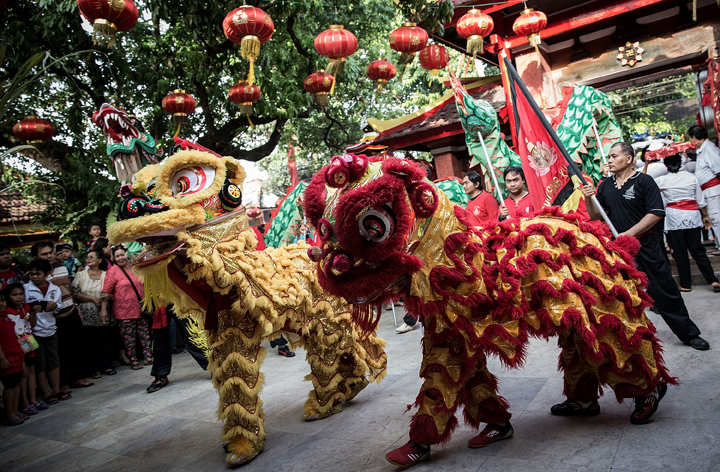 A group of dancers perform a Chinese traditional lion dance during the ‘Ngelawang’ Ritual at Dharmayana Chinese Temple on Jan. 30, 2014 in Kuta, Indonesia. (Photo credit: Agung Parameswara/Getty Images)