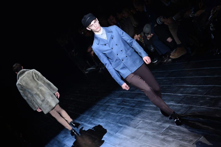 A model presents a creation for fashion house Gucci as part of Autumn/Winter 2014 Milan Collections during the Men's fashion week on January 13, 2014 in Milan. (Photo credit: GIUSEPPE CACACE/AFP/Getty Images).