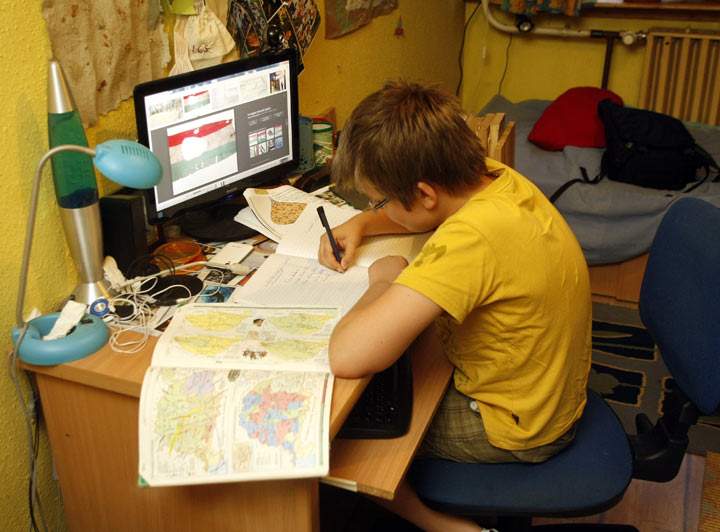 The People for Education report on technology in schools comes shortly after the provincial government announced that all high school students will have to take four e-learning credits.