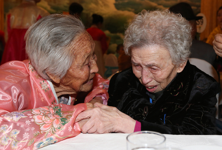 South Korean Lee Young-shil, 87, (right) meets with her North Korean sister Lee Jong Shil, 84, during the Separated Family Reunion Meeting at Diamond Mountain resort in North Korea, Feb. 20, 2014. (Photo credit: AP Photo/Yonhap, Lee Ji-eun)