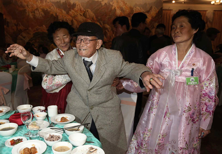 South Korean Yoo Youn-shick, 92, (centre) dances as his North Korean nieces stand by in a dinner during the Separated Family Reunion Meeting at Diamond Mountain resort in North Korea, Feb. 20, 2014. (Photo credit: AP Photo/Yonhap, Lee Ji-eun)
