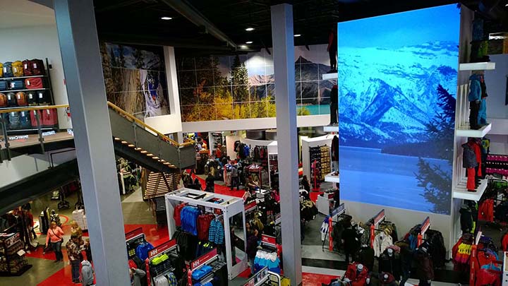 The spacious outdoor experience Atmosphere at Sport Chek’s second floor