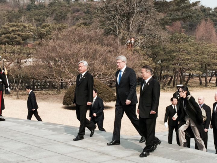 Prime Minister Stephen Harper, joined by Kim Hyung-Ki, Superintendent of the Seoul National Cemetery. (Vassy Kapelos/Global News)