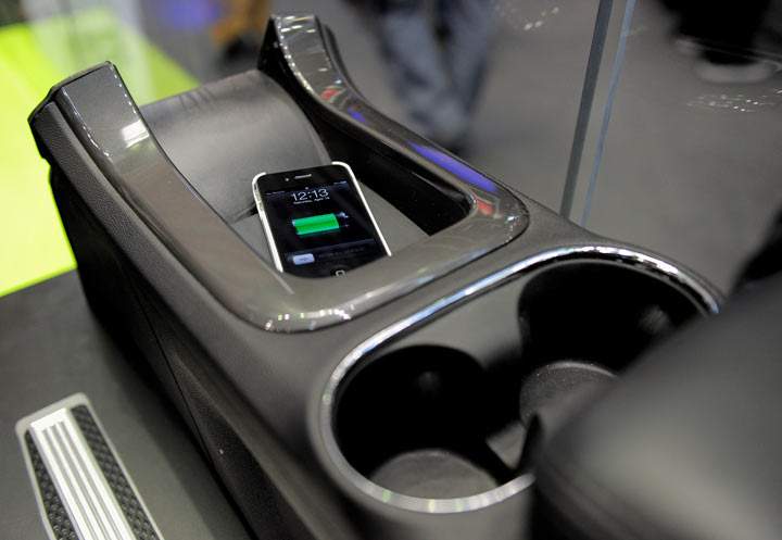 Automakers partner with Apple as connected car trend continues - image
