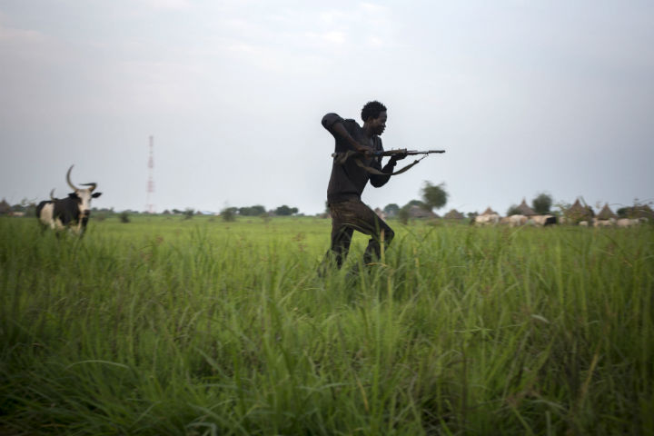 A member of the Lou Nuer tribe comes back home in the Yuai village, Uror county, Jonglei state in South Sudan, on July 23, 2013 after fighting against the rebel group of Yau Yau in Pibor county,