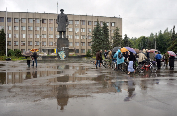 People talk with Ukrainian officials at the city hall of Slavyansk on July 7, 2014. Retreating pro-Russian insurgents dug in on Monday in Ukraine's sprawling industrial hub of Donetsk after government forces scored a string of morale-boosting victories in the bloody battle for the future of the country.