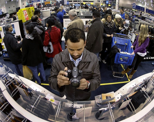 Canadians armed with smartphones during holiday shopping season: report