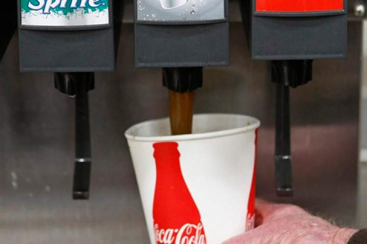 If you’re sipping on diet soda to cut back on calories and slim down, U.S. researchers are throwing a wrench into your diet plans.