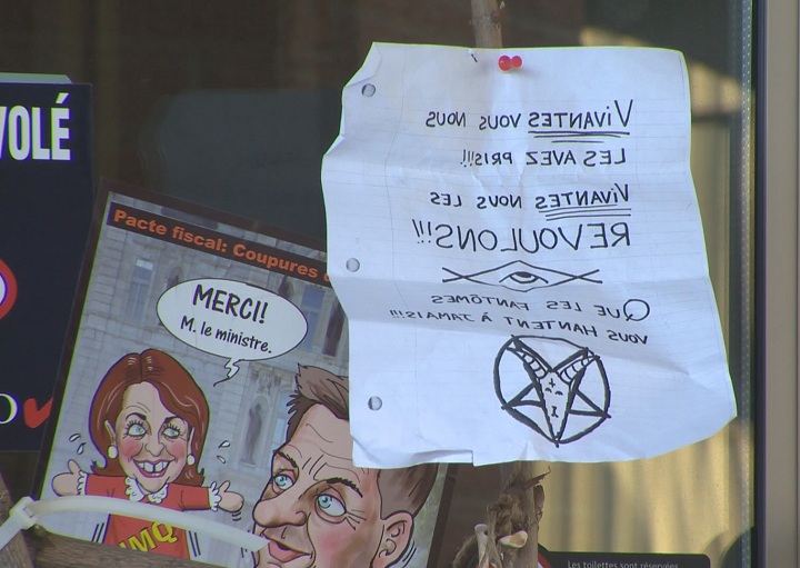 A note is pinned up.