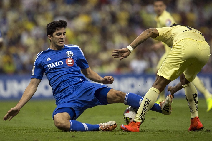 Eric Miller of Canada’s Montreal Impact, left, fights for the ball with Michael Arroyo of Mexico’s America during a CONCACAF Champions league match in Mexico City, Wednesday, April 22, 2015.