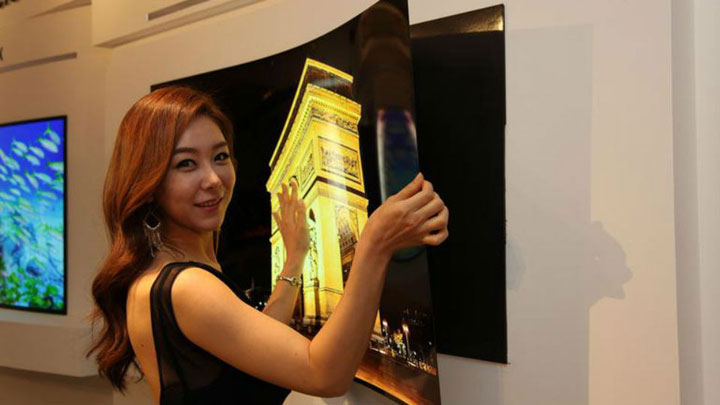 The screen measures 55 inches diagonally and weighs 4.2 pounds, but it’s less than a millimetre thick. To be exact, it’s 0.97 millimetres (or 0.04 inches) thin.
