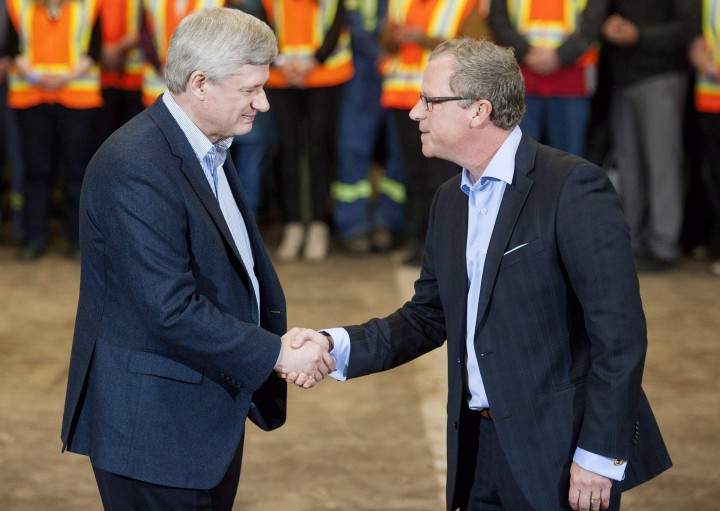 Conservative leader Stephen Harper shakes hands with Saskatchewan Premier Brad Wall at a federal funding announcement in March 2015.