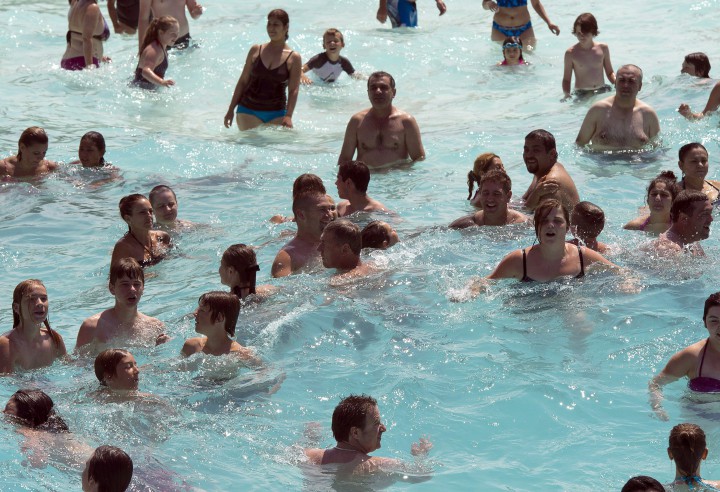 Montrealers are working hard to beat this summer's heat wave, Wednesday, August 19, 2015.