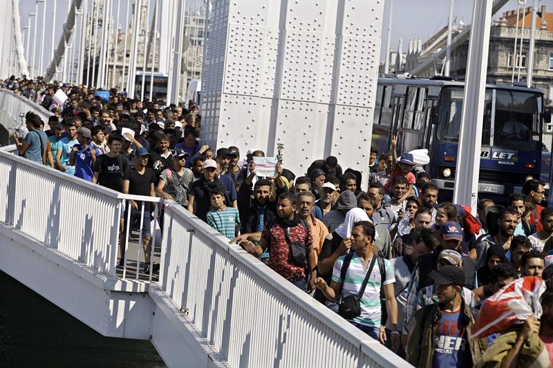 In pictures: Hundreds of migrants leave Hungary on foot - image