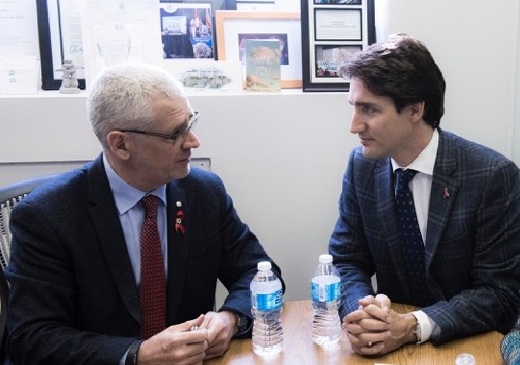 Justin Trudeau and Dr. Julio Montaner discussing the 90-90-90 Target strategy.
