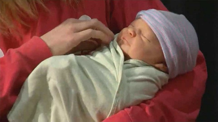 54-year-old Texas woman gives birth to own granddaughter as a surrogate - image