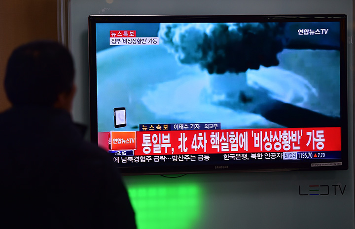 People watch a news report on North Korea’s first hydrogen bomb test, at a railroad station in Seoul on January 6, 2016.