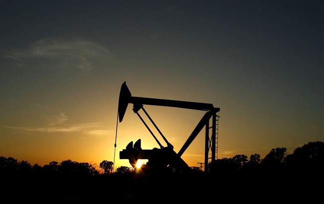 Oil slips below US$30, joining loonie in hitting fresh historic lows - image