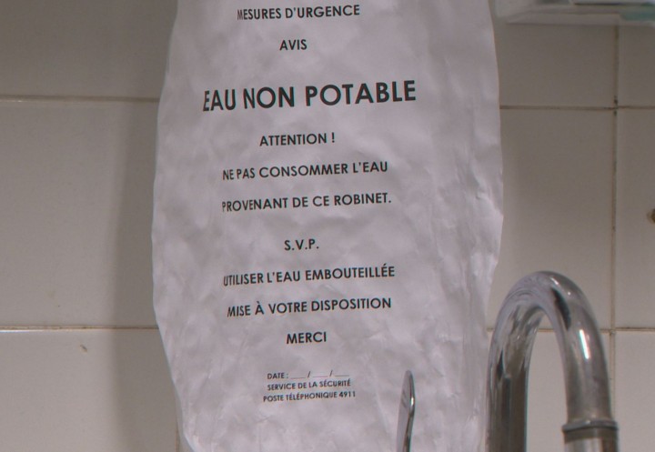 A note reminded everyone at Sainte-Justine Hospital not to drink the tap water, Friday, January 29, 2016.