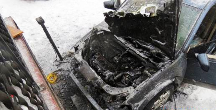 Firefighters extinguished a vehicle fire that spread to the balcony of a nearby apartment building in Saskatoon Monday.