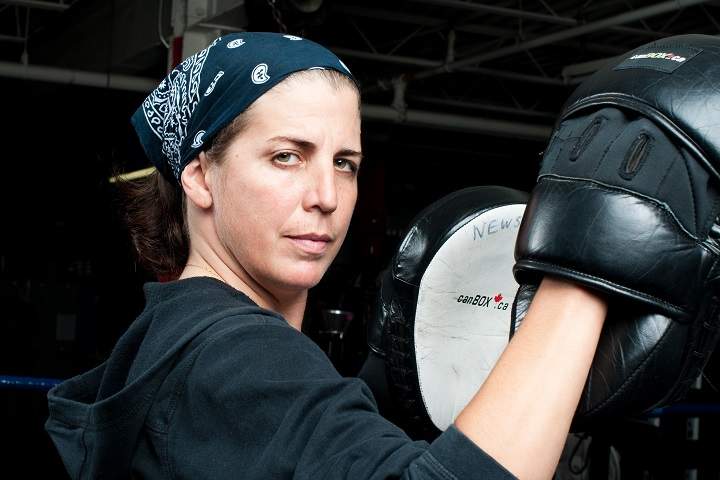 Boxer Savoy Howe is challenging controversial blogger Roosh V. to step into the ring.