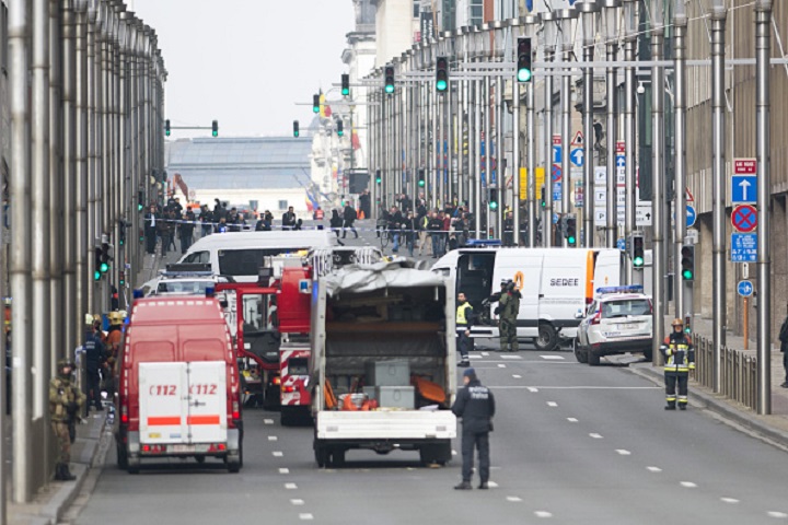 A picture taken on March 22, 2016 shows Belgian police and emergency staff standing guard in the Wetstraat – Rue de la Loi, which has been evacuated after an explosion at the Maelbeek metro station in Brussels.