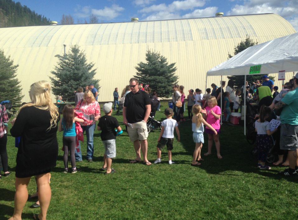 Hundreds of people got together in anticipation of the announcement of 2016 Kraft Hockeyville in Lumby on Saturday. 