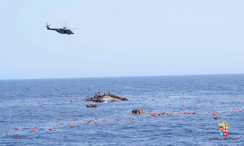 Dramatic images capture the moment a boat carrying hundreds of migrants sank, killing 5 - image