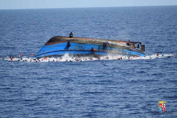Dramatic images capture the moment a boat carrying hundreds of migrants sank, killing 5 - image