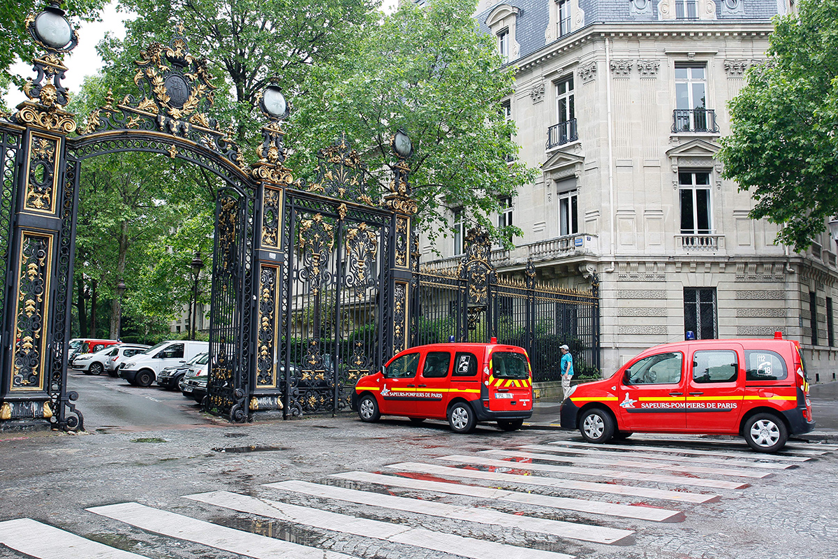 Vehicles of firefigthers are parked at the entrance of the Parc Monceau on May 28, 2016 in Paris, after eleven people including 10 children were struck by lightning in the park.