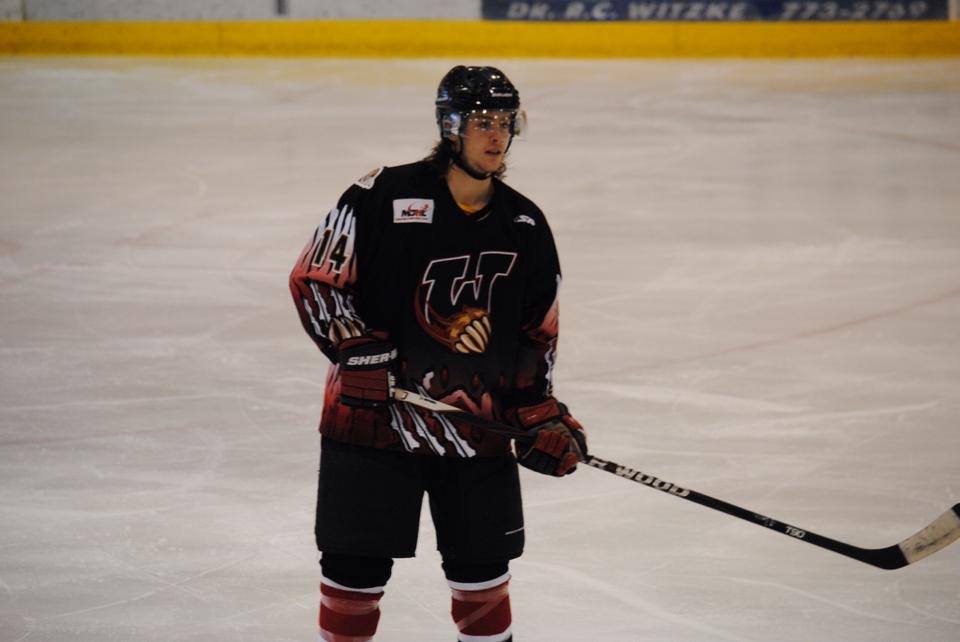 A picture of Braden Pettinger playing hockey.