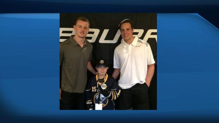 Jaxon Melnychuk (centre) meets Buffalo Sabres centre Jack Eichel (L) and the number one draft pick Auston Matthews.